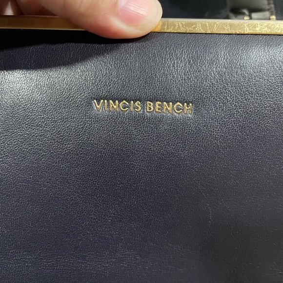 Vincis Bench Leather hand bag original. Standard size. Used . Condition 9/10 - Picture 8 of 14